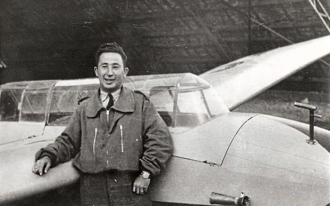 El tudelano posa en el año 1950 delante de uno de los aparatos de vuelo sin motor que se denominaban 'veleros'.