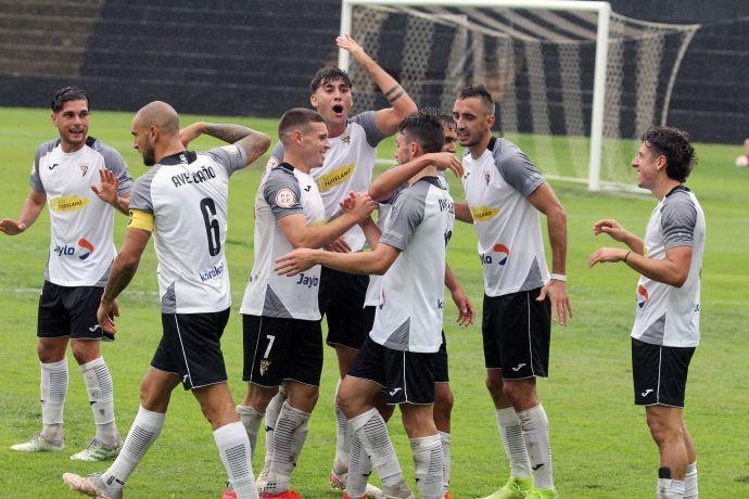 Los jugadores del Tudelano celebran el gol de Rodrigo al Bilbao Athletic