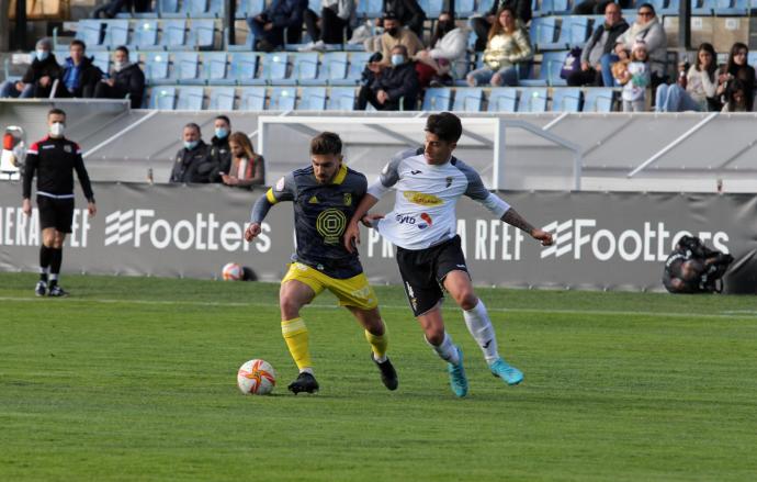 Iván López trata de quitar el balón a José Luis García, del Badajoz, en el último partido en Tudela.