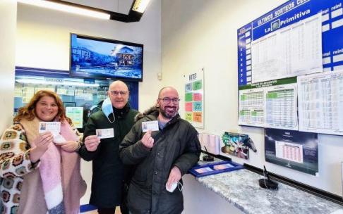 Los tudelanos Pilar Gil, Adolfo Navascués y David Calvo aprovecharon el viaje para comprar lotería en la administración número 3 de Elizondo.