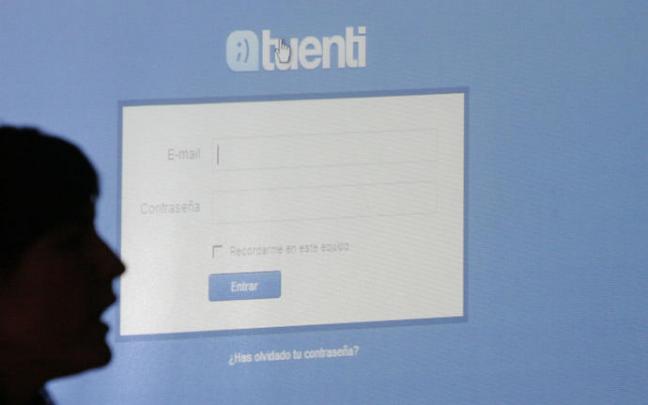 La pantalla de un ordenador muestra la red social Tuenti.