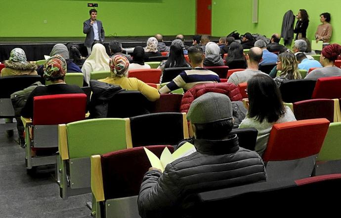 Personas migrantes durante una reunión con el consejero Santos en Tudela.