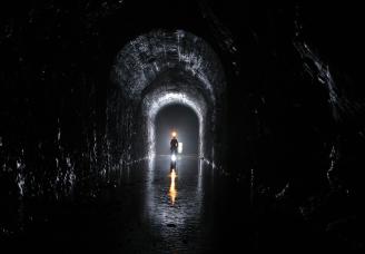 El túnel mide casi dos metros entre la entrada desde Castro y la de Sopuerta.