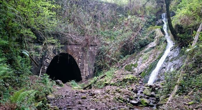 Boca sur del túnel de Herreros en Sopuerta.