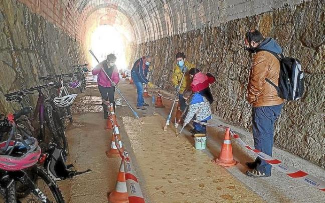 Los participantes echan arena antideslizante.