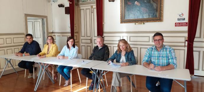 Momento de la firma del nuevo convenio entre el Ayuntamiento de Santurtzi y las asociaciones.