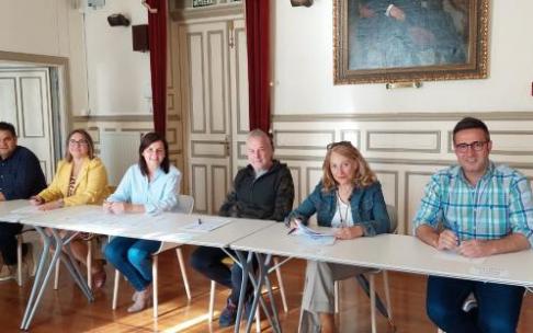 Momento de la firma del nuevo convenio entre el Ayuntamiento de Santurtzi y las asociaciones.