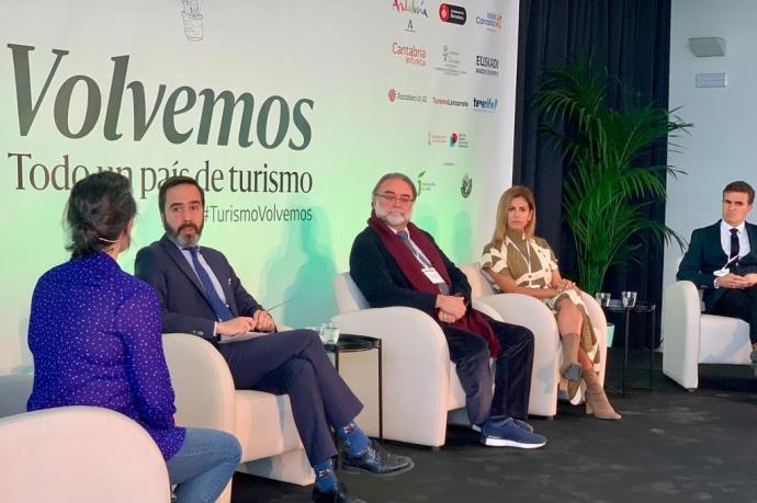 El consejero de Turismo vasco, Javier Hurtado (2i), durante la mesa redonda "Turismo responsable".