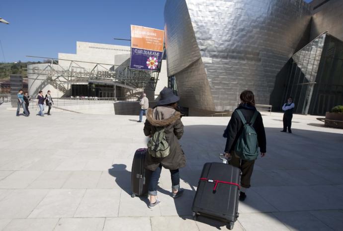 Varias turistas en las inmediaciones del Guggenheim.