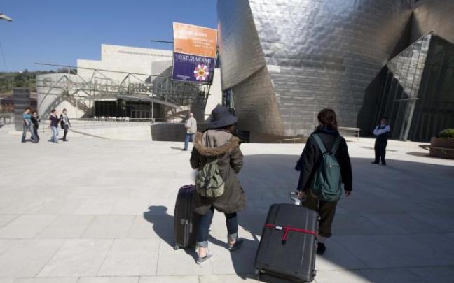 Varias turistas en las inmediaciones del Guggenheim. Varias turistas en las inmediaciones del Guggenheim.
