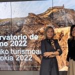 La diputada de Promoción Económica, Ainara Basurko, y y la directora de Competitividad Territorial y Turismo, Cristina Múgica