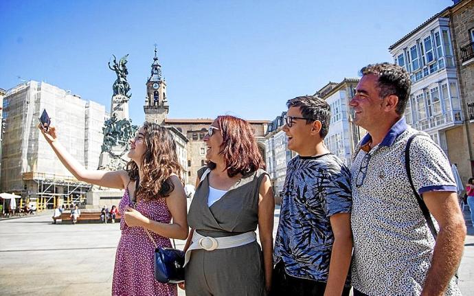 Lerro hauekin batera doan irudian, turista batzuk Gasteizen. Argazkia: Jorge Muñoz