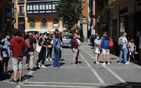 Turistas haciendo cola en la calle, junto a la Oficina de Turismo de San Saturnino. Turistas haciendo cola en la calle, junto a la Oficina de Turismo de San Saturnino.