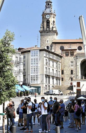 Un grupo de personas en la plaza de la Virgen Blanca