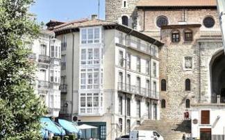 Un grupo de personas en la plaza de la Virgen Blanca