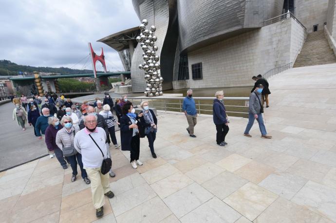 Un grupo de turistas pasea por los alrededores del museo Guggenheim