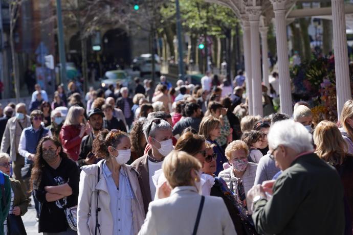 El mercado de las flores del Arenal ha congregado a una gran cantidad de personas.