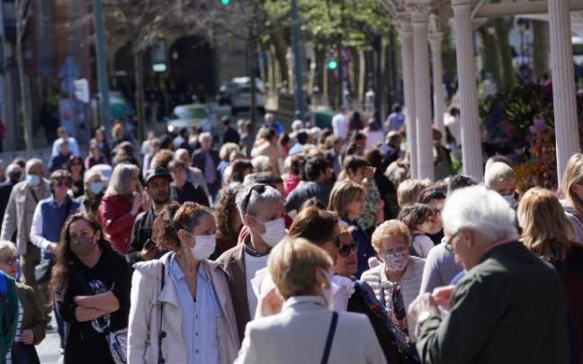 El mercado de las flores del Arenal ha congregado a una gran cantidad de personas.