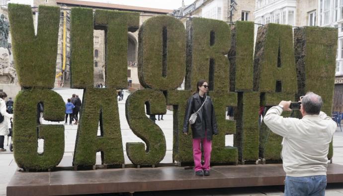 Turistas en el centro de Vitoria.