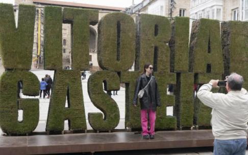 Turistas en el centro de Vitoria.