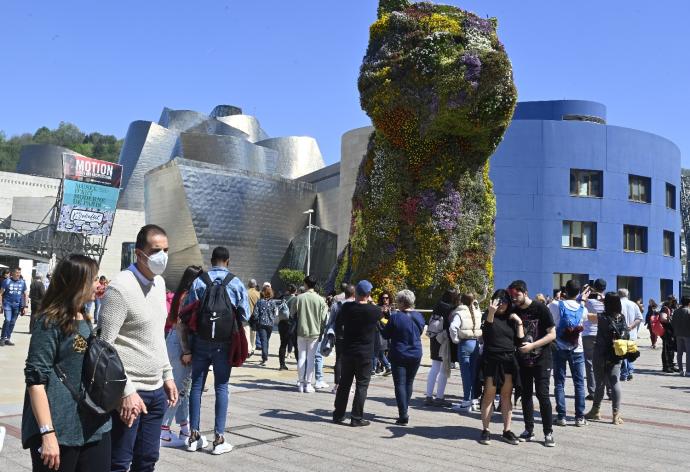 Turistas en la explanada del Guggenheim