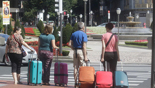 Turistas con sus maletas por el centro de Bilbao