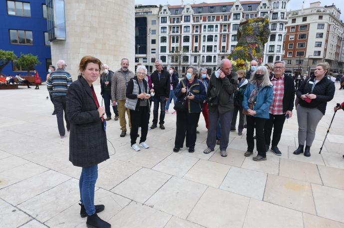 Laura Díez, con uno de los grupos de americanos que llegó ayer a Santander en el buque de lujo 'Le Champlain' y visitaron Bilbao.