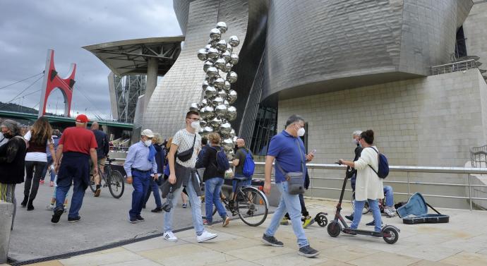 Varias personas pasean por el Guggenheim en una imagen de archivo.
