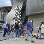 Varias personas pasean por el Guggenheim en una imagen de archivo.