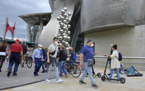 Varias personas pasean por el Guggenheim en una imagen de archivo.