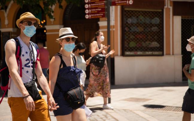 Turistas pasean por el centro de Sevilla