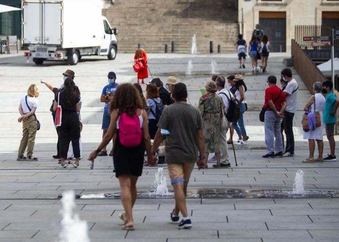 Turistas y paseantes en el centro de Vitoria.