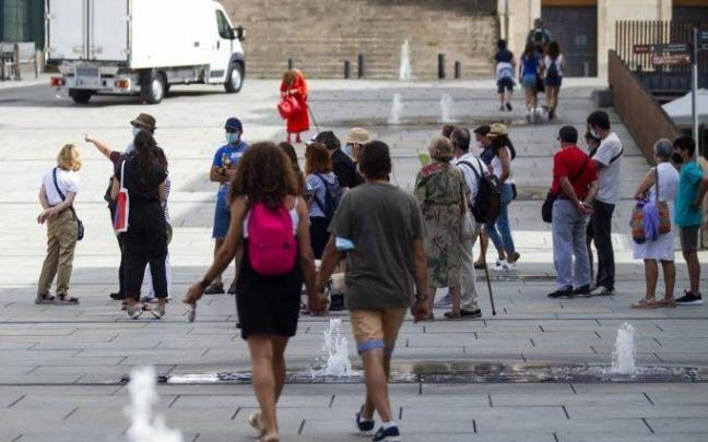 Turistas y paseantes en el centro de Vitoria.