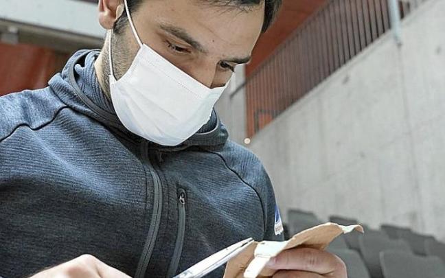 Elezkano II se prepara los tacos durante la elección de ayer.