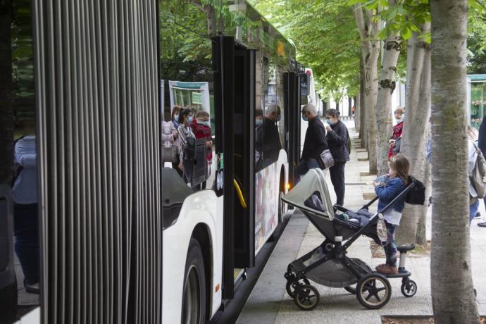 Usuarios de Tuvisa acceden a un autobús en la parada situada en la Catedral.