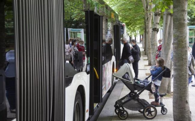Usuarios de Tuvisa acceden a un autobús en la parada situada en la Catedral.