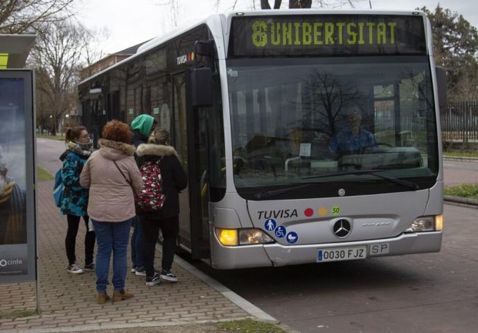 Pasajeros acceden a un autobús de la línea 8 de Tuvisa.