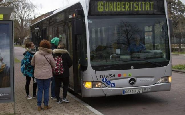Pasajeros acceden a un autobús de la línea 8 de Tuvisa.