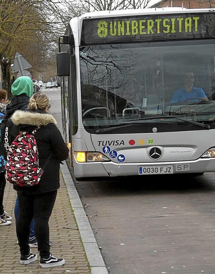 Viajera esperando un autobús de la línea 8 de Tuvisa. Foto: J. Chavarri