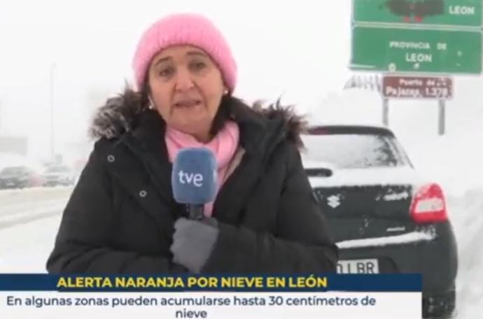 La reportera Carmen Bayón, sufriendo para poder hablar por el frío.