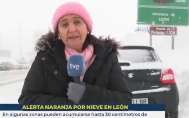 La reportera Carmen Bayón, sufriendo para poder hablar por el frío. La reportera Carmen Bayón, sufriendo para poder hablar por el frío.
