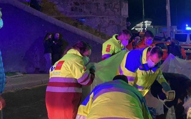 Los servicios sanitarios atienden a una de las víctimas