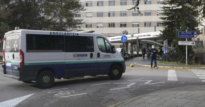 Una ambulancia accede al hospital de Txagorritxu.