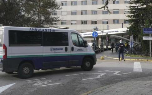 Una ambulancia accede al hospital de Txagorritxu.