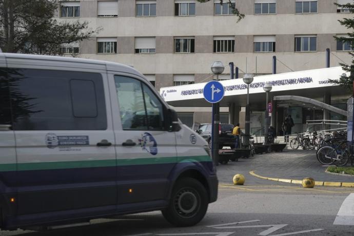 Una ambulancia accede al Hospital de Txagorritxu.