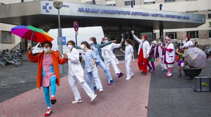 Instante de la visita que la compañía vitoriana Express Your Clown hizo ayer frente a la puerta del HUA-Txagorritxu, con motivo del Día del Niño Hospitalizado. A la derecha, conga en la que también se animaron a participar las enfermeras de la Unidad de P