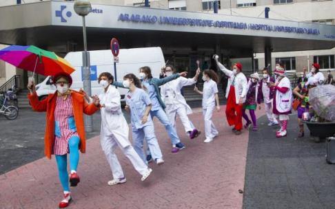 Instante de la visita que la compañía vitoriana Express Your Clown hizo ayer frente a la puerta del HUA-Txagorritxu, con motivo del Día del Niño Hospitalizado. A la derecha, conga en la que también se animaron a participar las enfermeras de la Unidad de P
