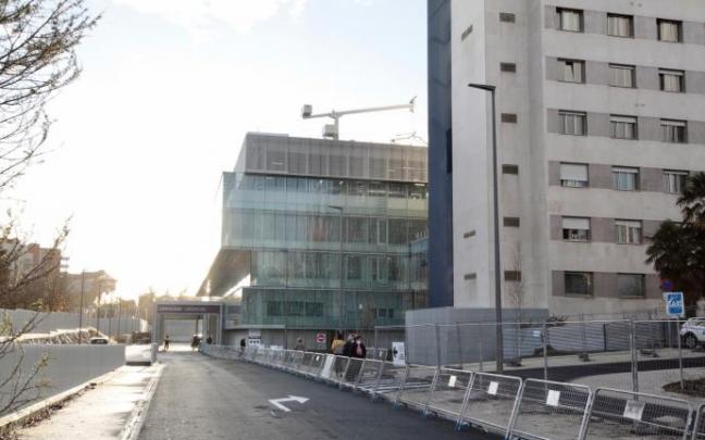 Acceso al punto de vacunación de Txagorritxu, que desde la semana que viene albergará las nuevas Urgencias.