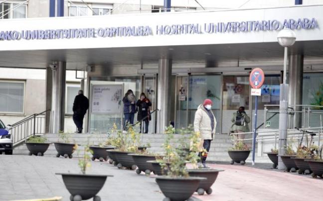 Acceso principal al HUA-Txagorritxu, centro de referencia frente al covid.