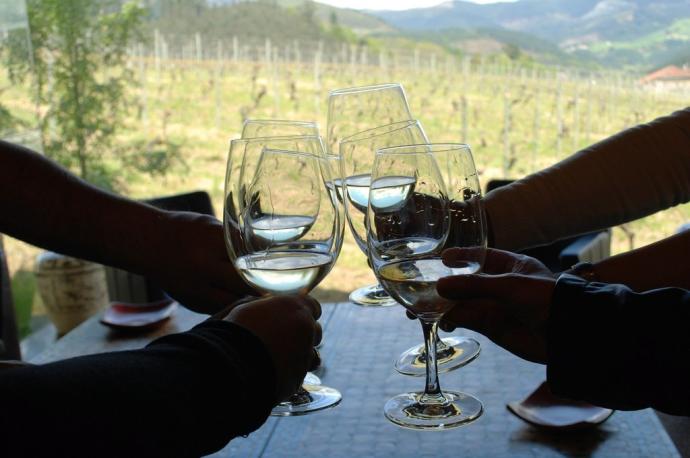 Brindis en la bodega de txakoli Señorío de Astobiza